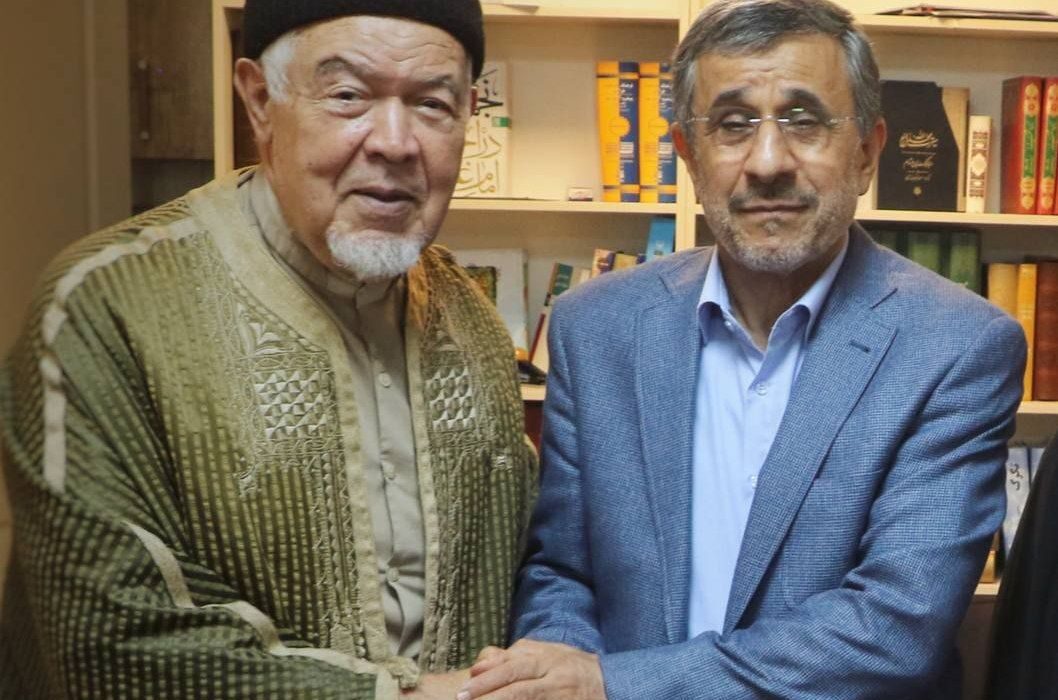   دکتر احمدی نژاد در دیدار با دکتر محمد تیجانی: مرز بندی بین انسانها کار شیطان است